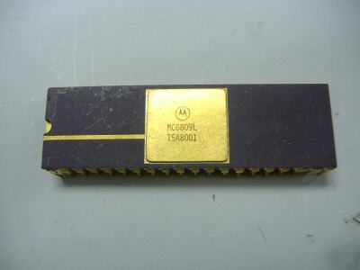 Lot of 1 _ MC6809L motorola vintage gold 40-pin dip ic