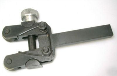 Clamp type knurling tool for medium sized lathes
