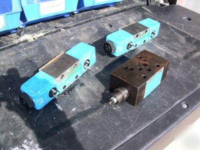Lot vickers DG4V-3S-2C-m-u-H5-60 hydraulic valve + more