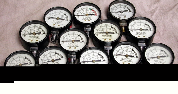 Lot of 12 used geared steam gauges