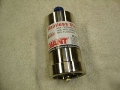 Giant brand accumlator 2700PSI nos model # 22050A