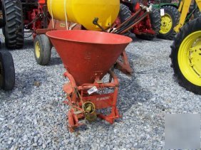 182: baltic 3PT fertilizer spreader for tractors