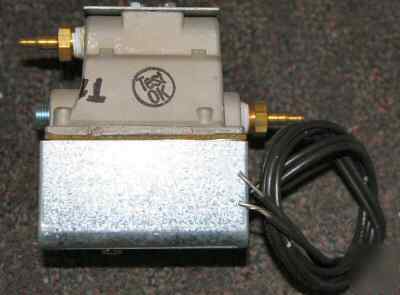 Johnson controls 3-way air solenoid valve V11HGA-100 