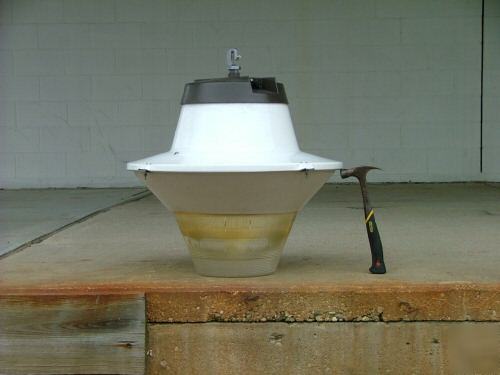 Commercial / industrial lighting fixtures