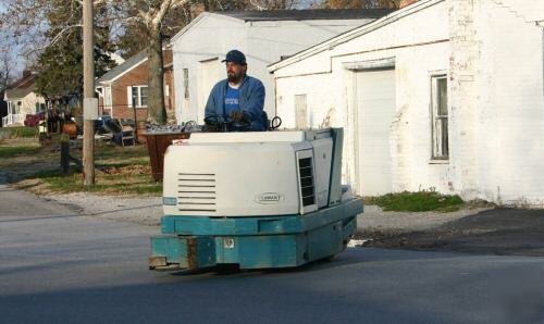 Tennant 528 scrubber debris sweeper lp gas engine 