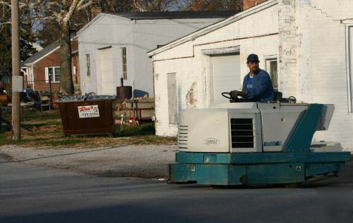 Tennant 528 scrubber debris sweeper lp gas engine 