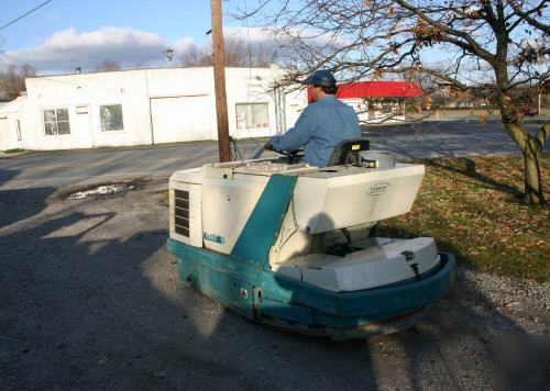 Tennant 528 scrubber debris sweeper lp gas engine 