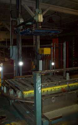 Kaufman stretch wrap machine for pallets